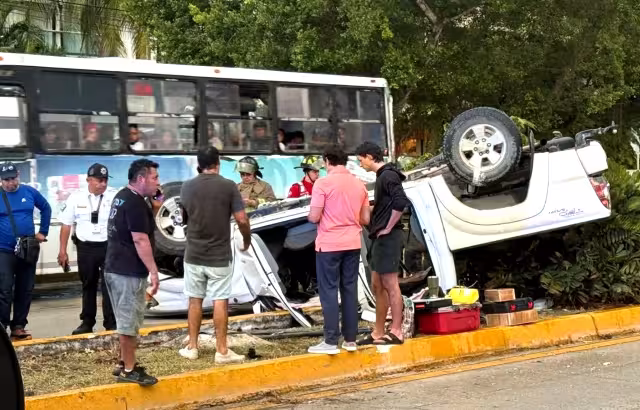 En la zona de El Crucero fue donde más siniestros se registraron, pues muchas unidades quedaron en el camellón central; en la Tulum, una camioneta volcó