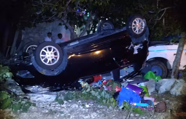 El auto terminó fuera de la carretera y volteado
