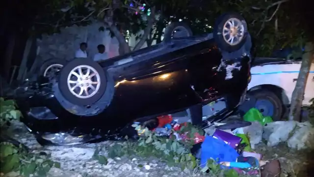 El auto terminó fuera de la carretera y volteado