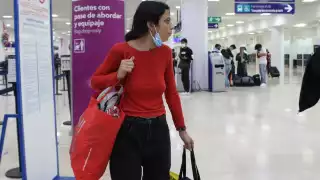 La mujer abandonó hoy las instalaciones del aeropuerto de Cancún