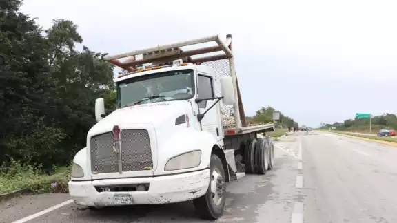 La unida terminó en el lateral de la carretera Tekit-Mama, donde la mayoría de su cargamento cayó sobre la vía federal