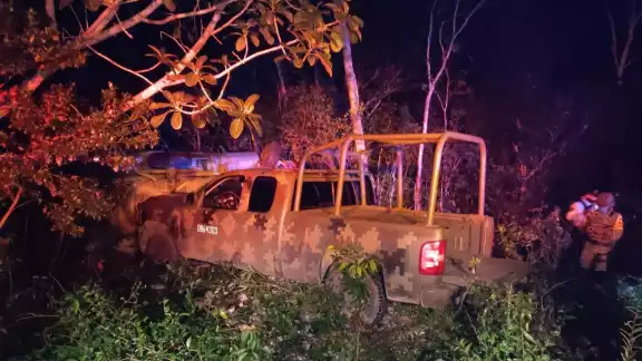 A bordo de ambulancias de la Cruz Roja Mexicana, fueron trasladados al hospital Jesús Kumate Rodríguez, en Cancún