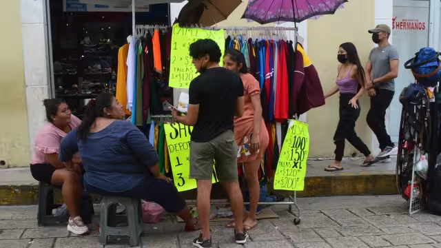 Algunos propietarios y encargados de comercios dicen que se venden cinturones o correas, carteras, zapatos, carteras y ropa