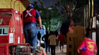 Llamas de más de 3 metros casi consumen casita de guano en Calkiní