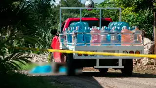 Juan Francisco E. de 68 años tenía que arrastrarse para poder trasladarse de un lugar a otro.  Foto: Carlos Ek