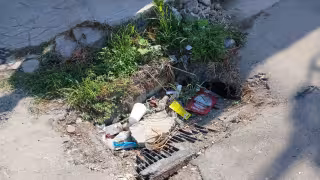 Vecinos alertan riesgo de electrocución en colonia de Escárcega