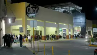 La gente formó largas filas en el único acceso habilitado