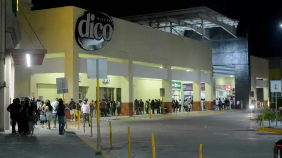 La gente formó largas filas en el único acceso habilitado La gente formó largas filas en el único acceso habilitado