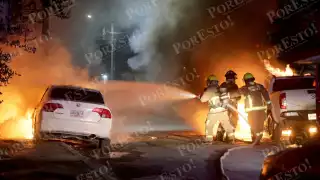 Bomberos llegaron al lugar para sofocar las llamas que consumían los dos automóviles