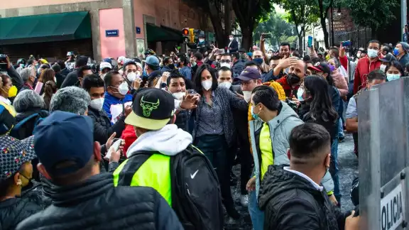 Alcaldes electos denuncian agresiones por parte de la policía capitalina; Lía Limón con herida en el rostro
Alcaldes electos denuncian agresiones por parte de la policía capitalina; Lía Limón con herida en el rostro