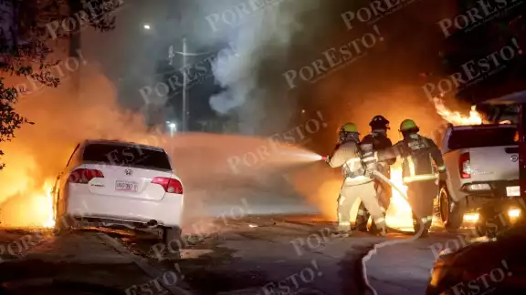 Bomberos llegaron al lugar para sofocar las llamas que consumían los dos automóviles Bomberos llegaron al lugar para sofocar las llamas que consumían los dos automóviles