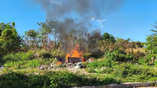 Bomberos sofocan incendio en basurero clandestino de la colonia Cumbres