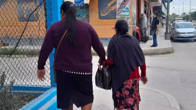 Esta mañana, los habitantes sacaron sus abrigos debido a las bajas temperaturas y fuertes vientos