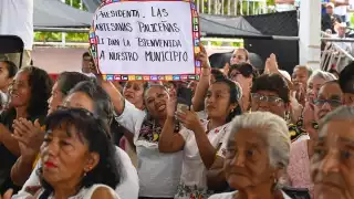 Niños, adultos y abuelitos se unieron en una emotiva bienvenida a la Presidenta Claudia Sheinbaum
