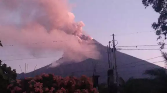 El Volcán de Fuego de Guatemala hizo erupción poniendo en alerta a miles de personas que viven en comunidades aledañas.