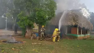 Las llamas fueron controladas por los bomberos que acudieron al reporte