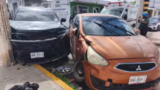 Familia resulta ilesa tras choque en calles 18 y Victoria de Campeche