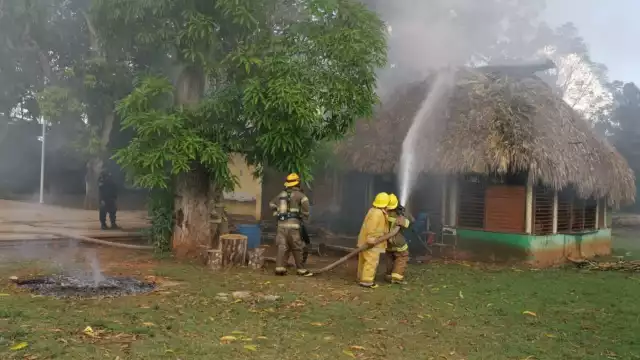Las llamas fueron controladas por los bomberos que acudieron al reporte