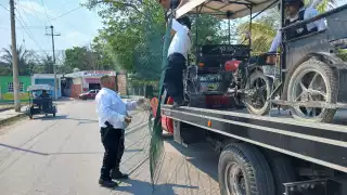 Aseguran mototaxis con láminas de metal del Tren Maya en Escárcega