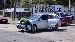 Accidente en colonia Fátima deja motociclista lesionado y mujer con crisis nerviosa