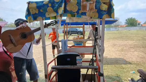 Le roban su bocina a vendedor de empanadas. Le roban su bocina a vendedor de empanadas.