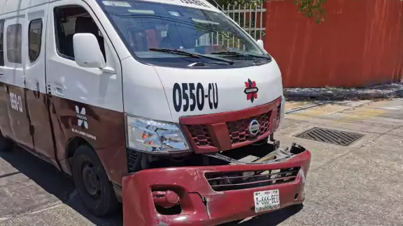 Fuerte colisión vial genera caos vehicular en Campeche Fuerte colisión vial genera caos vehicular en Campeche