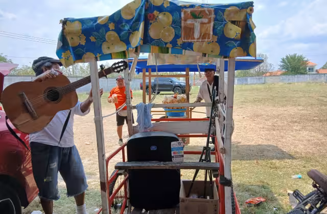 Le roban su bocina a vendedor de empanadas.