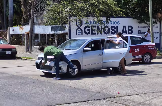 Choque en Fátima provoca daños materiales y movilización vecinal