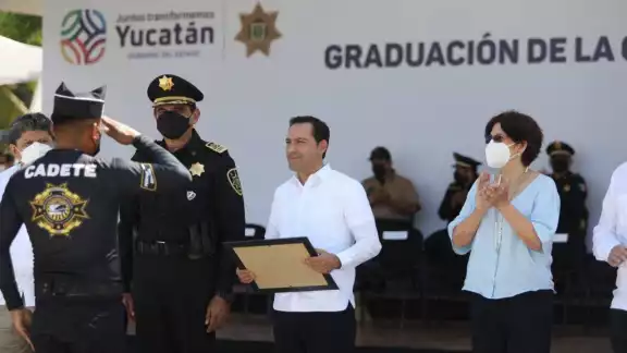 Mauricio Vila hizo entrega de reconocimientos a los nuevos policías de Yucatán Mauricio Vila hizo entrega de reconocimientos a los nuevos policías de Yucatán