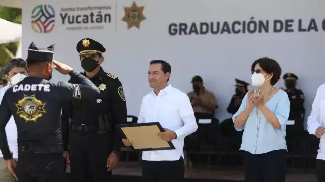 Mauricio Vila hizo entrega de reconocimientos a los nuevos policías de Yucatán
