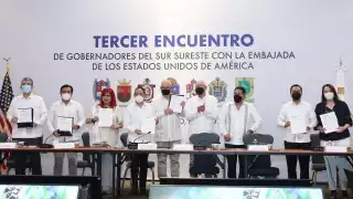 Ken Salazar, embajador de EU, llega a Campeche para reunirse con la gobernadora Layda Sansores