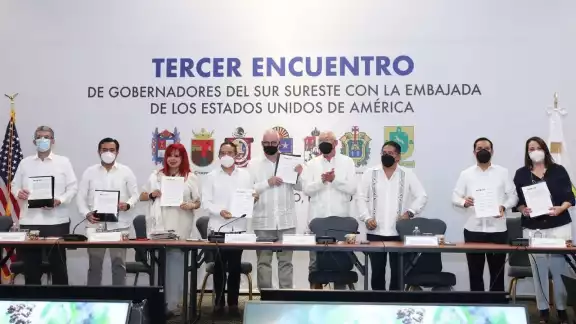 Ken Salazar, embajador de EU, llega a Campeche para reunirse con la gobernadora Layda Sansores Ken Salazar, embajador de EU, llega a Campeche para reunirse con la gobernadora Layda Sansores