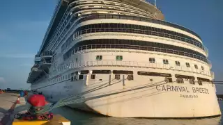 Atraca crucero Carnival Breeze a Progreso, Yucatán, con más de mil turistas