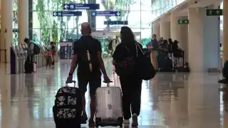 Los pasajeros se alistaron para abordar sus vuelos