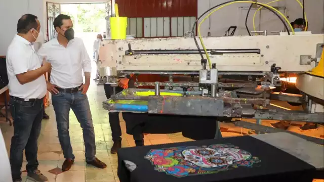 Mauricio Vila visitó el puesto de serigrafía en segumiento al crédico que recibió el negocio yucateco