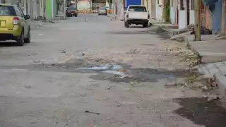 Las inundaciones también deterioran el pavimento de las calles