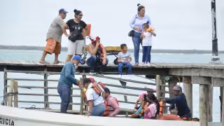 El embarcadero es usado por familias que viajan por río hasta lugares como Palizada