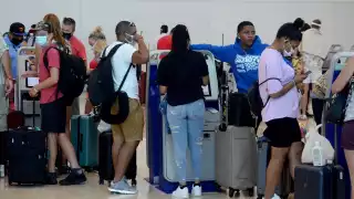 Por primera vez en este siglo el Aeropuerto de Cancún recibió más turistas nacionales que extranjeros Foto: Mario Hernández