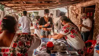 En el domicilio de la familia Tut, los turistas degustaron guisos regionales y dulces tradicionales