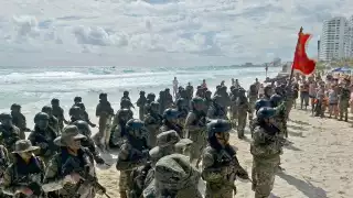 También se realizó una demostración de maquillaje de combate