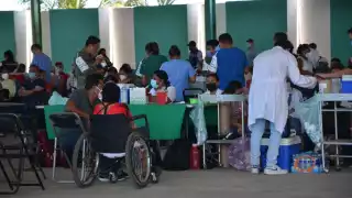 A bordo de vehículos y a pie se presentan ciudadanos para la aplicación de la vacuna