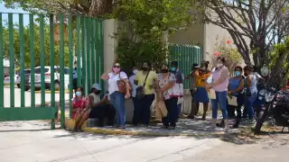 Los maestros señalaron que la aplicación del antigénico se llevó de forma lenta y por ello, se hizo la aglomeración afuera de la clínica