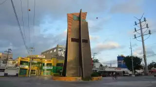 El monumento estaba formado por una torre rectangular que presentaba un área de mayores dimensiones en su base