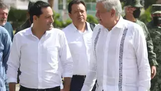 La reunión entre mandatarios fue en la Base Aérea Militar número 8; ahí participaron funcionarios, así como los encargados de la obra