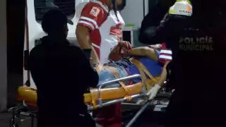 El cuerpo del dulcero quedó en un charco de sangre, luego de ser atacado por dos hombres en motocicleta