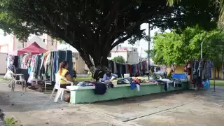 en esa zona llegan muchas personas nuevas a vender y se instalan en los lugares que les tienen asignado por años a los vendedores antiguos. Foto: Fernando Kantún