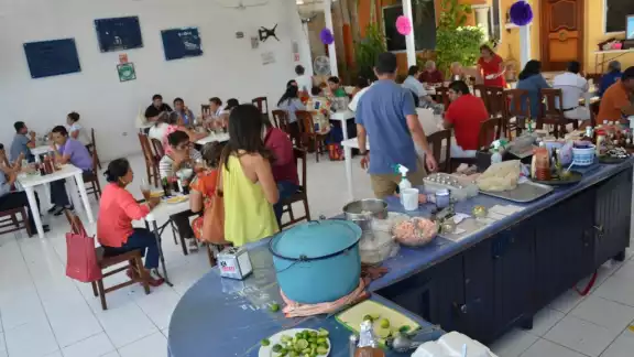 Los restaurantes operan con un aforo del 75%, respetando lasmedidas sanitarias Los restaurantes operan con un aforo del 75%, respetando lasmedidas sanitarias