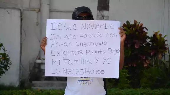 Guillermo Pérez Zapata, uno de los manifestantes dio a conocer que desde hace dos años realizan la manifestación para que el Ayuntamiento les pague los salarios correspondientes Guillermo Pérez Zapata, uno de los manifestantes dio a conocer que desde hace dos años realizan la manifestación para que el Ayuntamiento les pague los salarios correspondientes