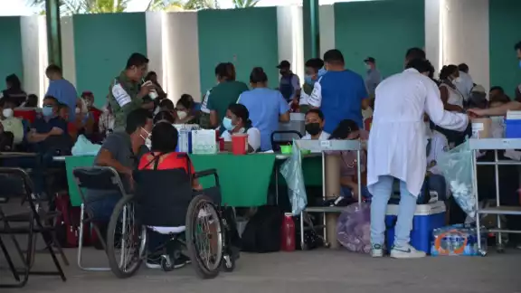 A bordo de vehículos y a pie se presentan ciudadanos para la aplicación de la vacuna A bordo de vehículos y a pie se presentan ciudadanos para la aplicación de la vacuna