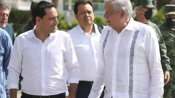 La reunión entre mandatarios fue en la Base Aérea Militar número 8; ahí participaron funcionarios, así como los encargados de la obra